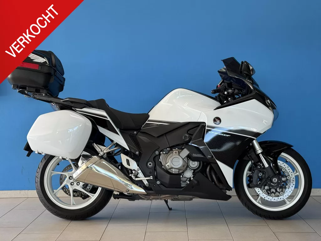 Honda VFR 1200 F DCT ABS | Lees de Tekst! | TomTom | Top Koffer | Zijkoffers | Originele uitlaat | Onderhoudshistorie beschikbaar | ( Showroom Vianen - Tel: 06-19079548 )